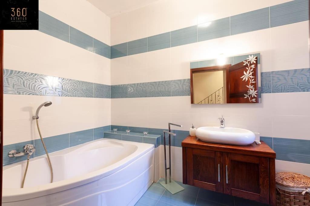 Beautiful, Typical Maltese 4Br Home With Roof Top By 360 Estates Sliema Buitenkant foto