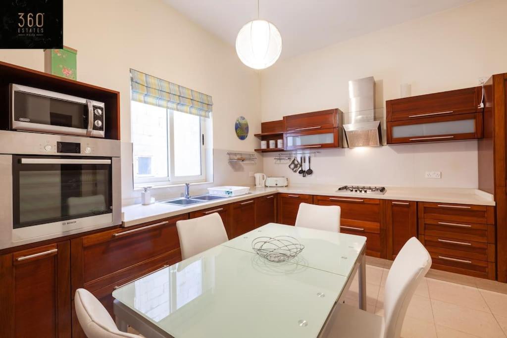 Beautiful, Typical Maltese 4Br Home With Roof Top By 360 Estates Sliema Buitenkant foto