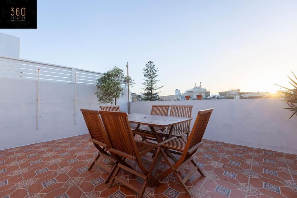 Beautiful, Typical Maltese 4Br Home With Roof Top By 360 Estates Sliema Buitenkant foto