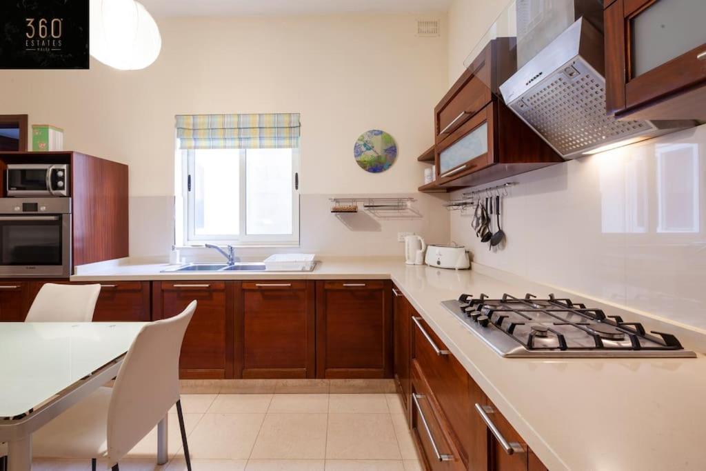 Beautiful, Typical Maltese 4Br Home With Roof Top By 360 Estates Sliema Buitenkant foto