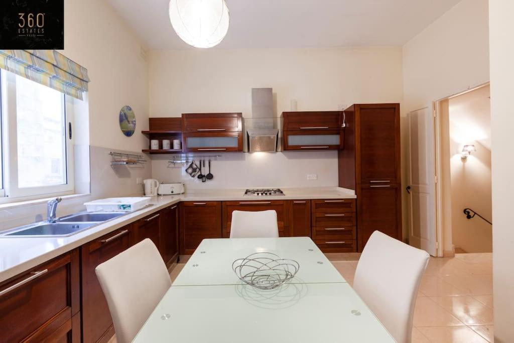 Beautiful, Typical Maltese 4Br Home With Roof Top By 360 Estates Sliema Buitenkant foto