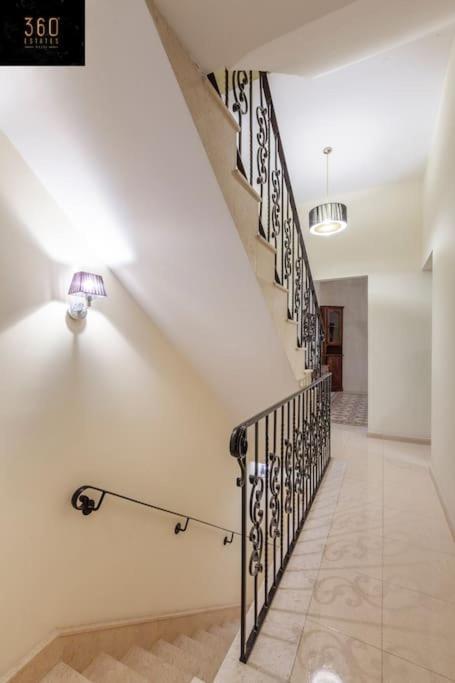 Beautiful, Typical Maltese 4Br Home With Roof Top By 360 Estates Sliema Buitenkant foto
